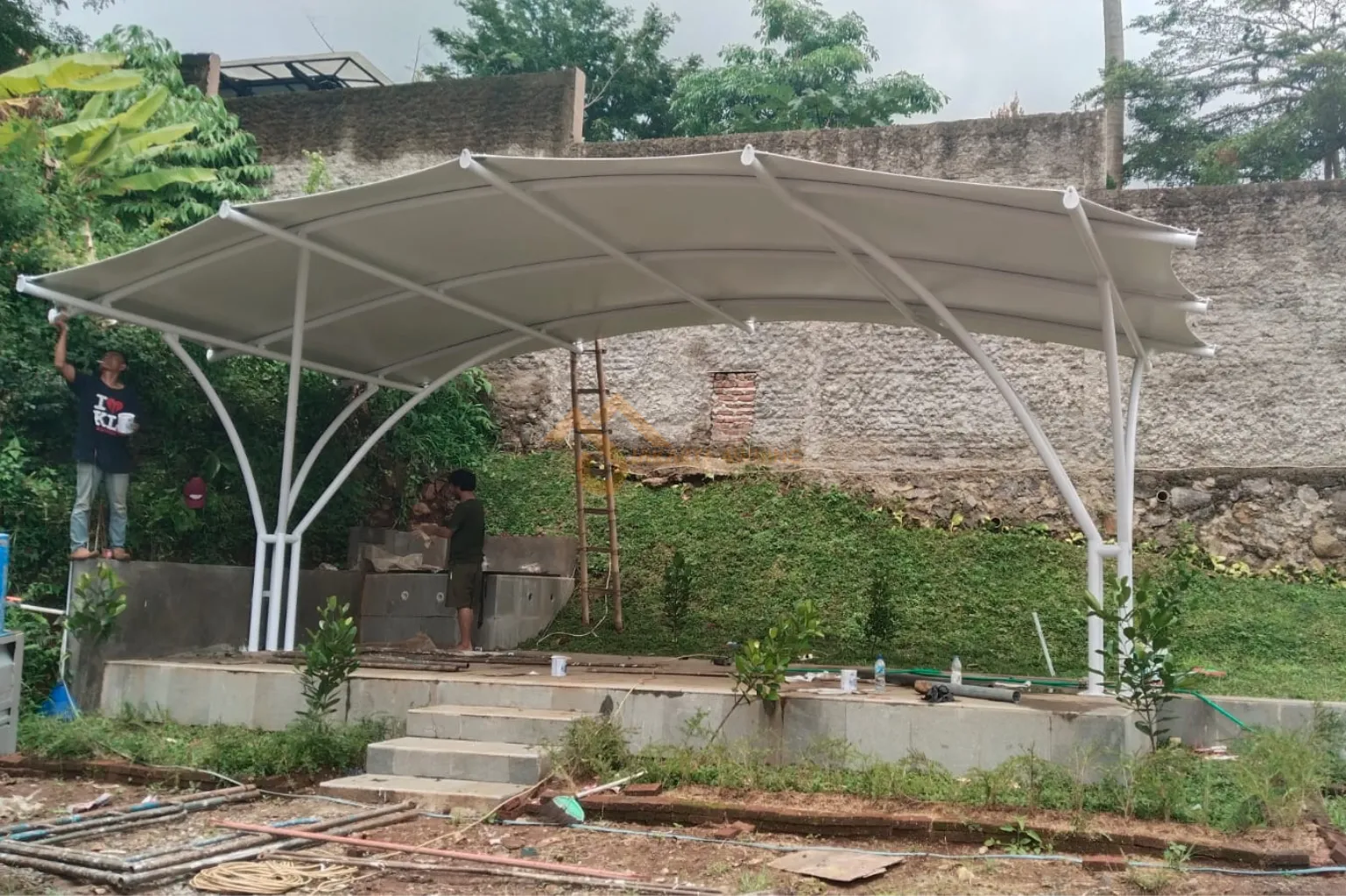 Suasana teduh di bawah struktur kanopi membran berkualitas