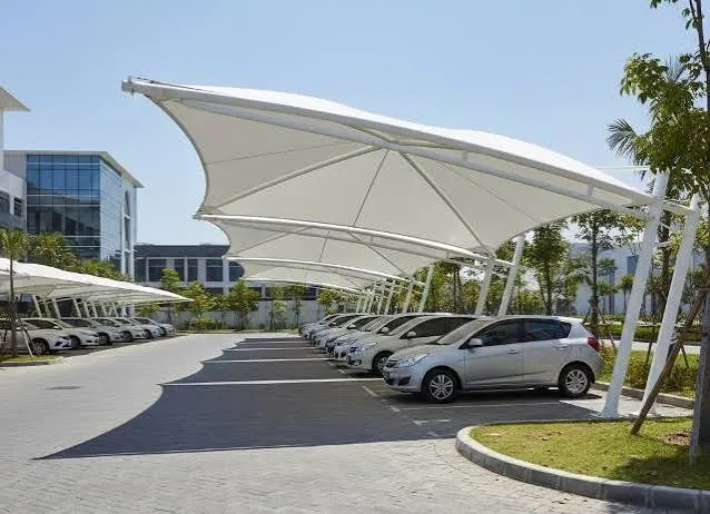 Desain kanopi membran modern untuk area parkir perumahan