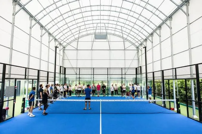 Hasil akhir pembangunan peneduh lapangan padel eksklusif