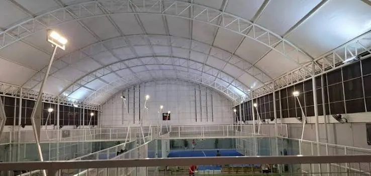 Instalasi kanopi membran lapangan padel indoor dengan sirkulasi udara yang baik