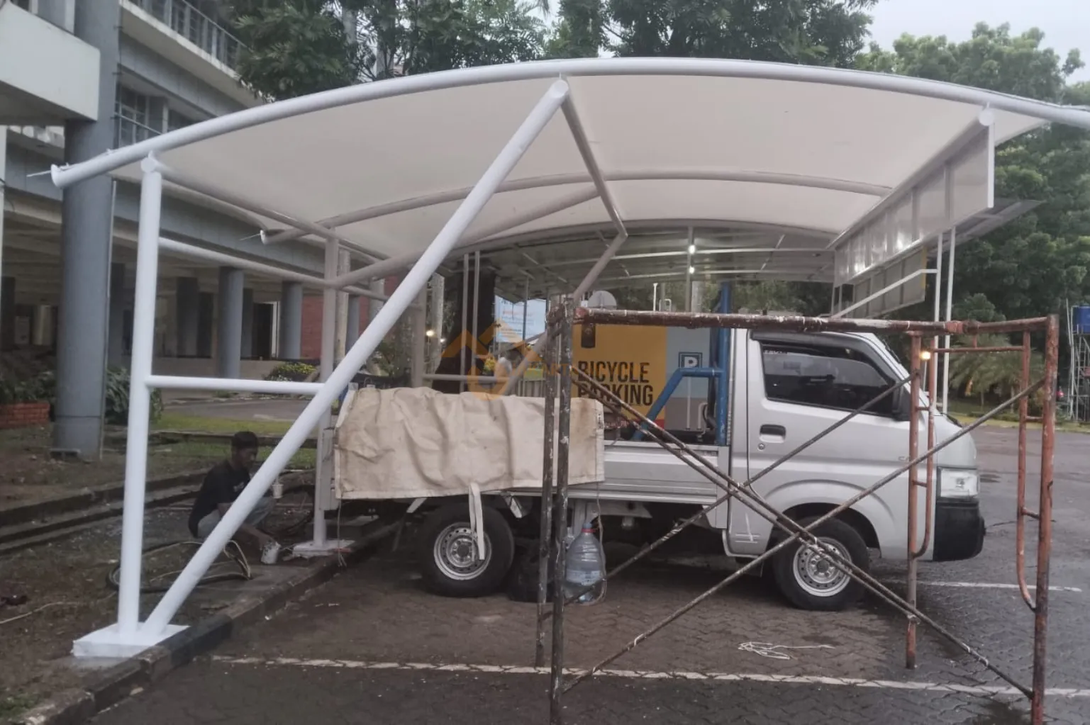 Aplikasi kanopi membran untuk area parkir kendaraan mobil