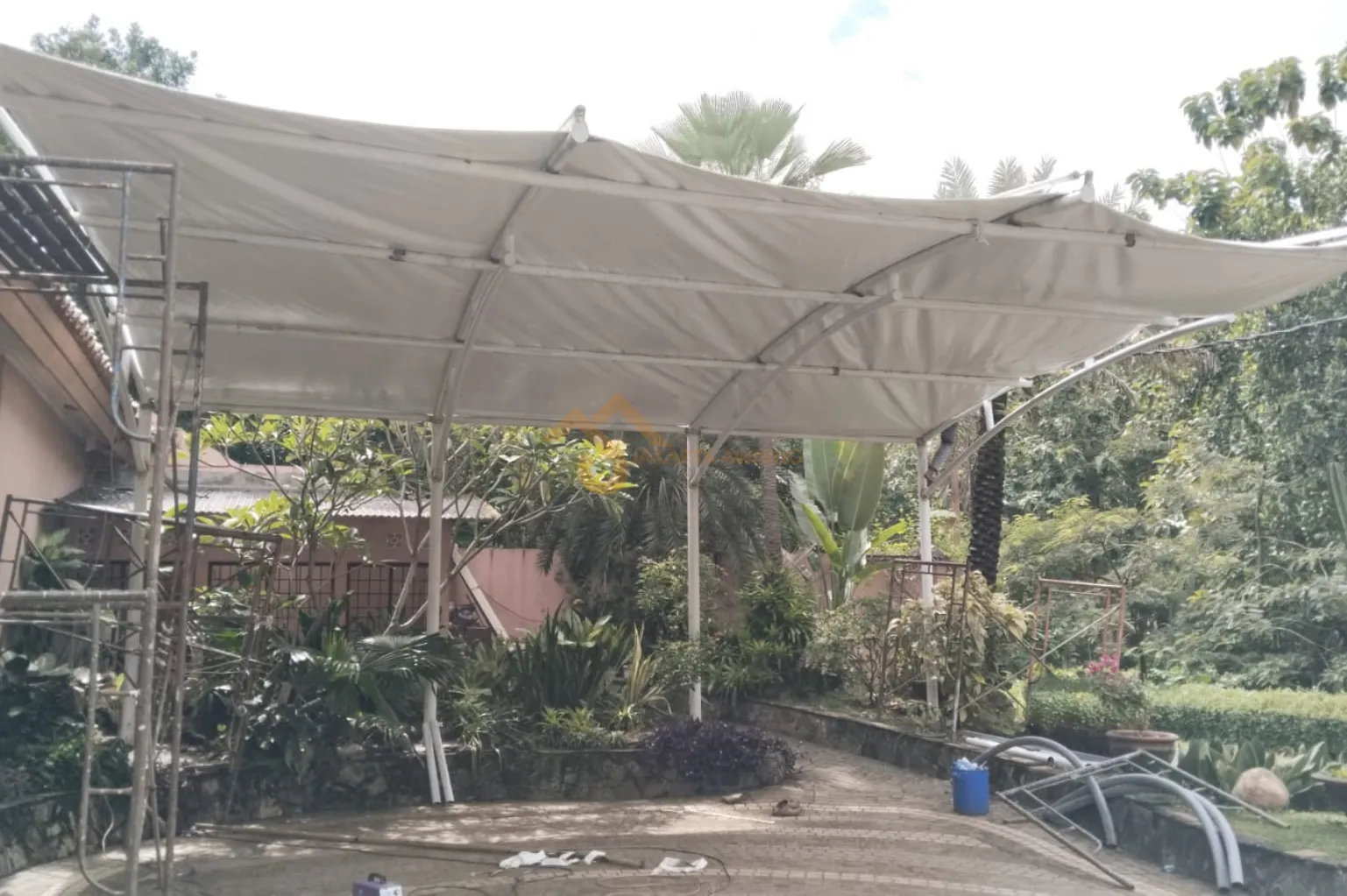 Pemasangan kanopi membran carport modern di Bandung