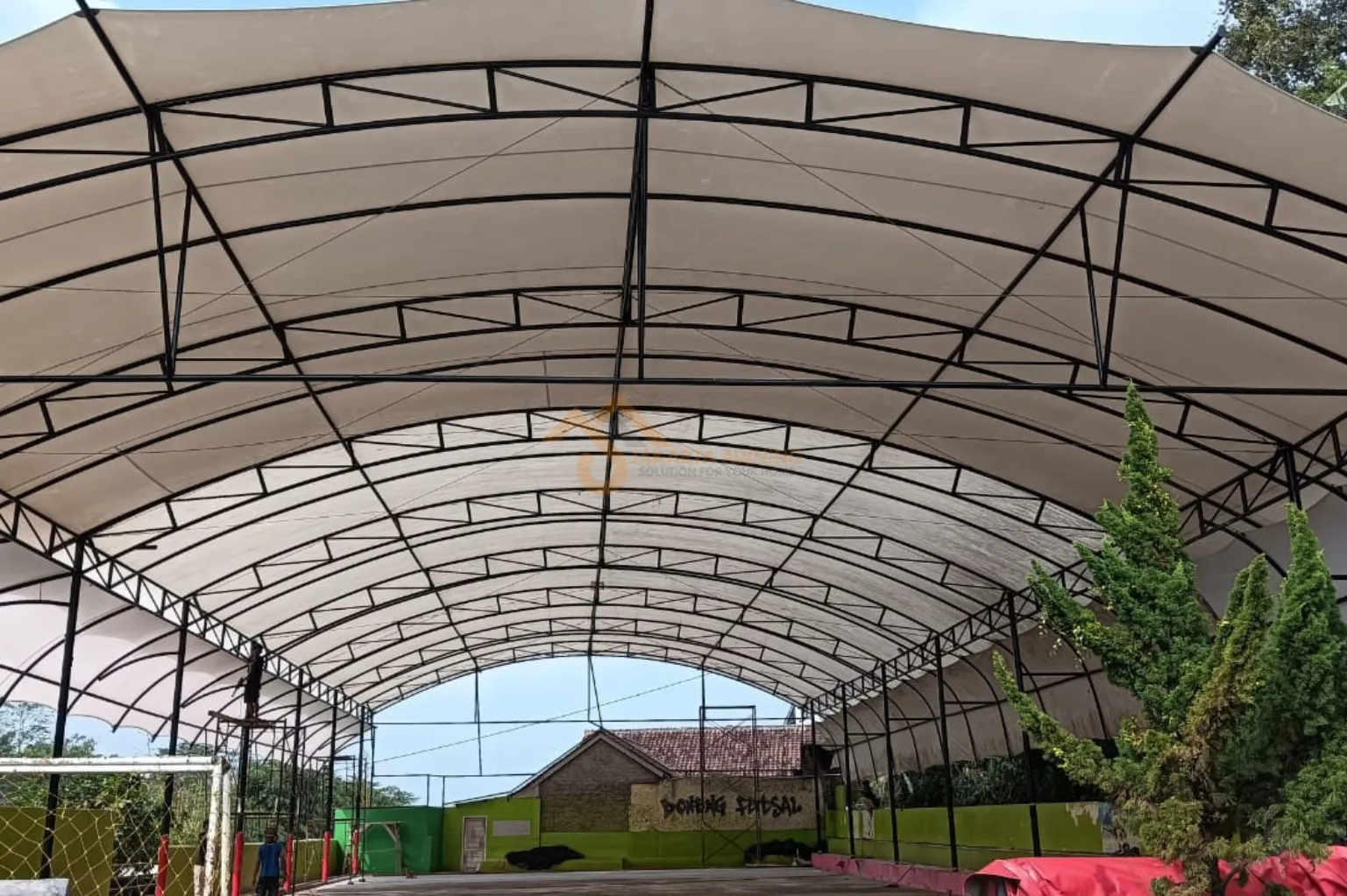 Aplikasi kanopi membran untuk lapangan futsal bentang lebar