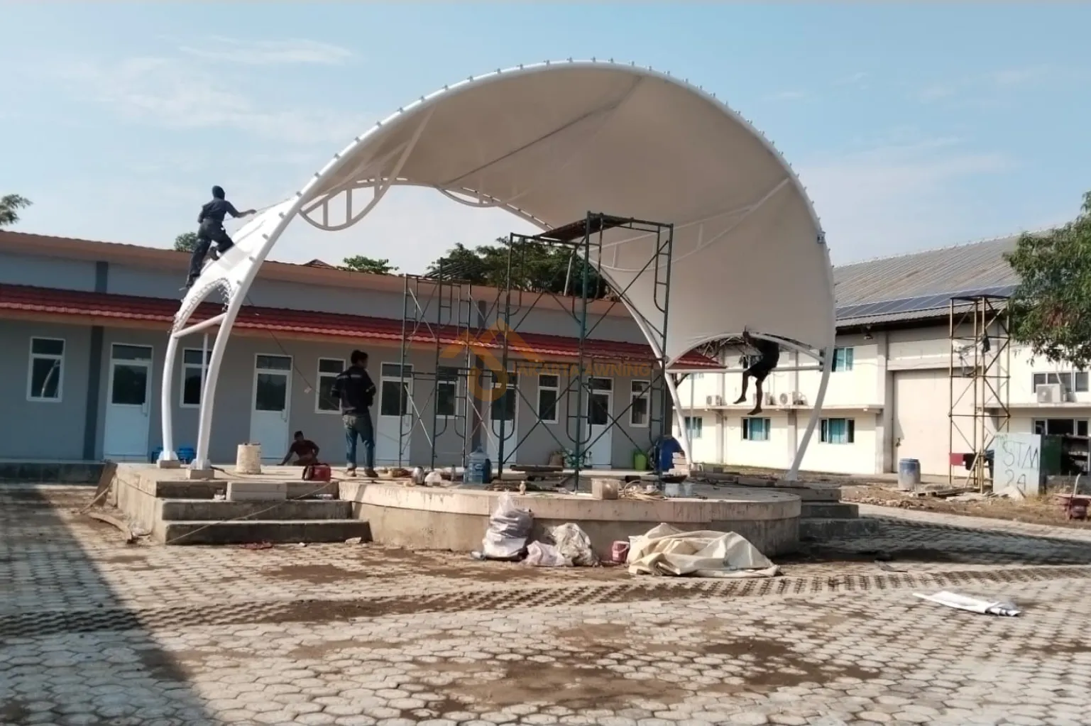 Tenda kanopi membran artistik untuk area santai rumah
