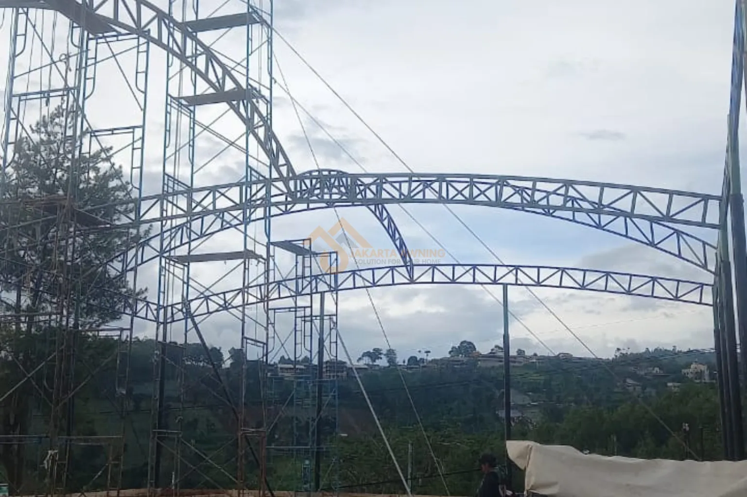 Rangka baja tenda membran dengan desain kerucut kompleks