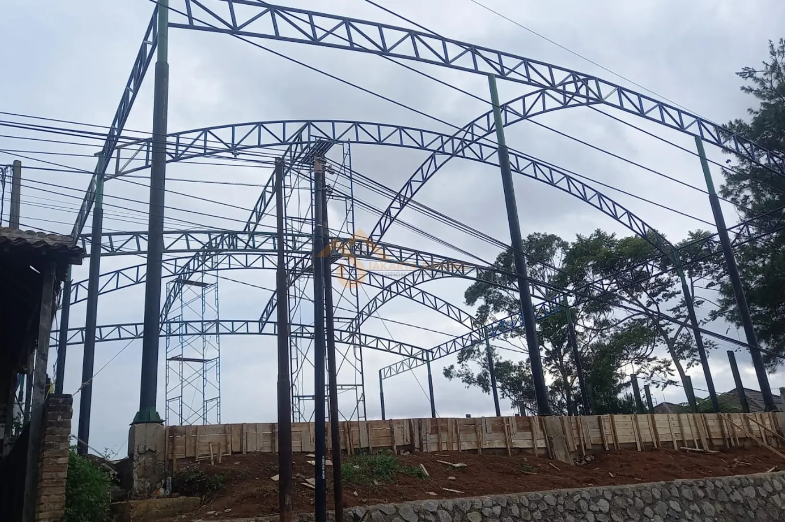 Pemasangan struktur rangka baja untuk tenda membran