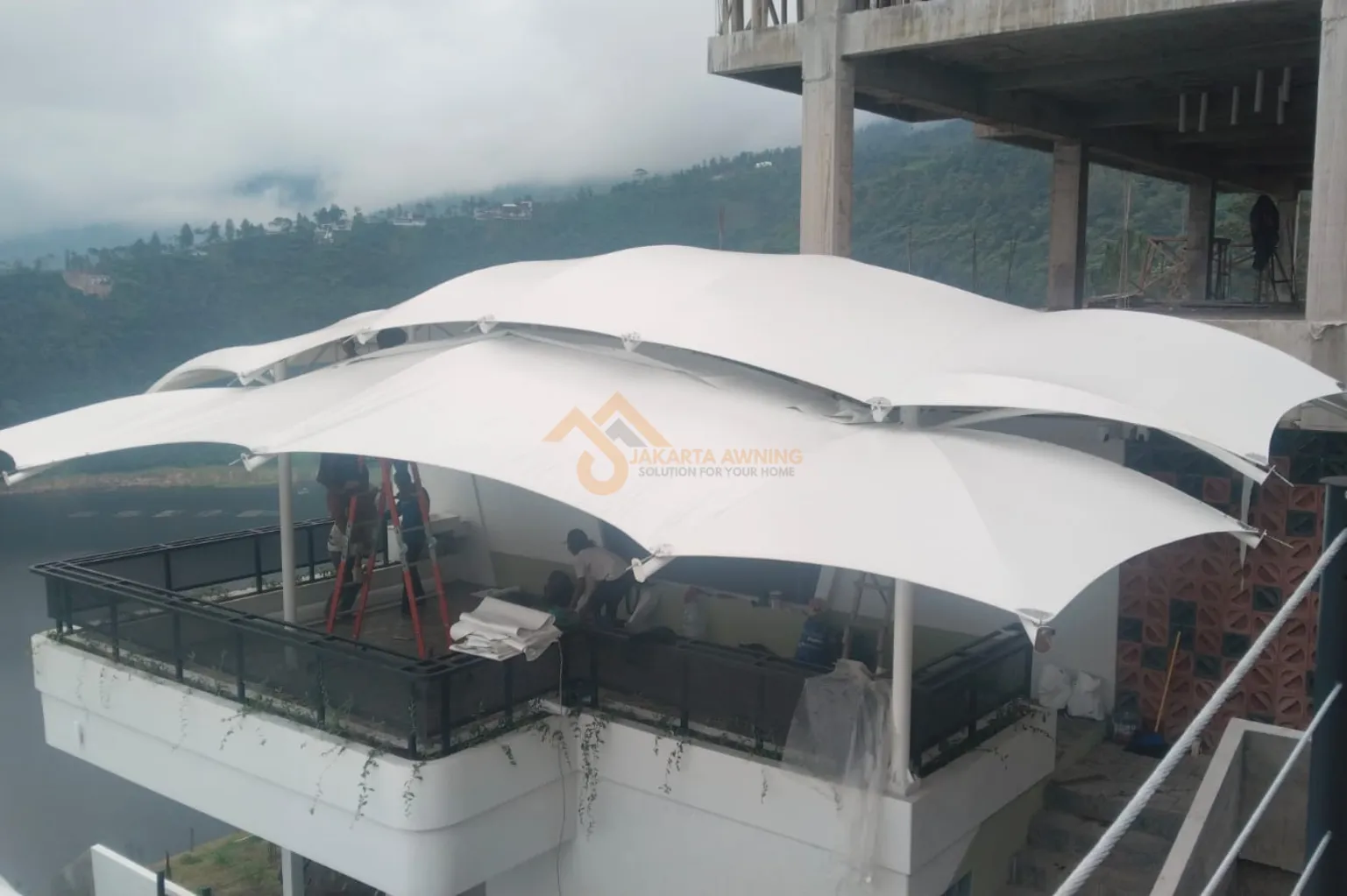 Aplikasi kanopi membran rooftop estetik untuk hunian pribadi