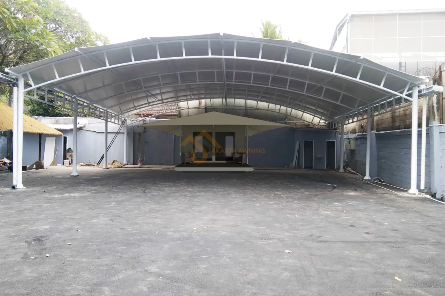 Inspirasi desain kanopi membran futuristik untuk area depan rumah