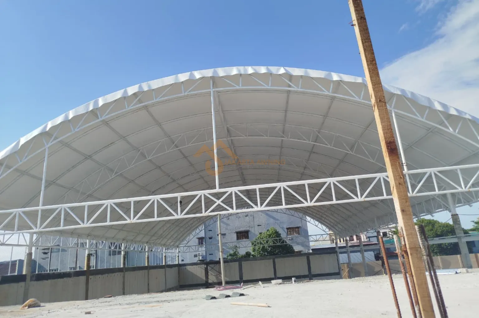 Tenda membran bentang lebar menggunakan rangka baja tiang ganda